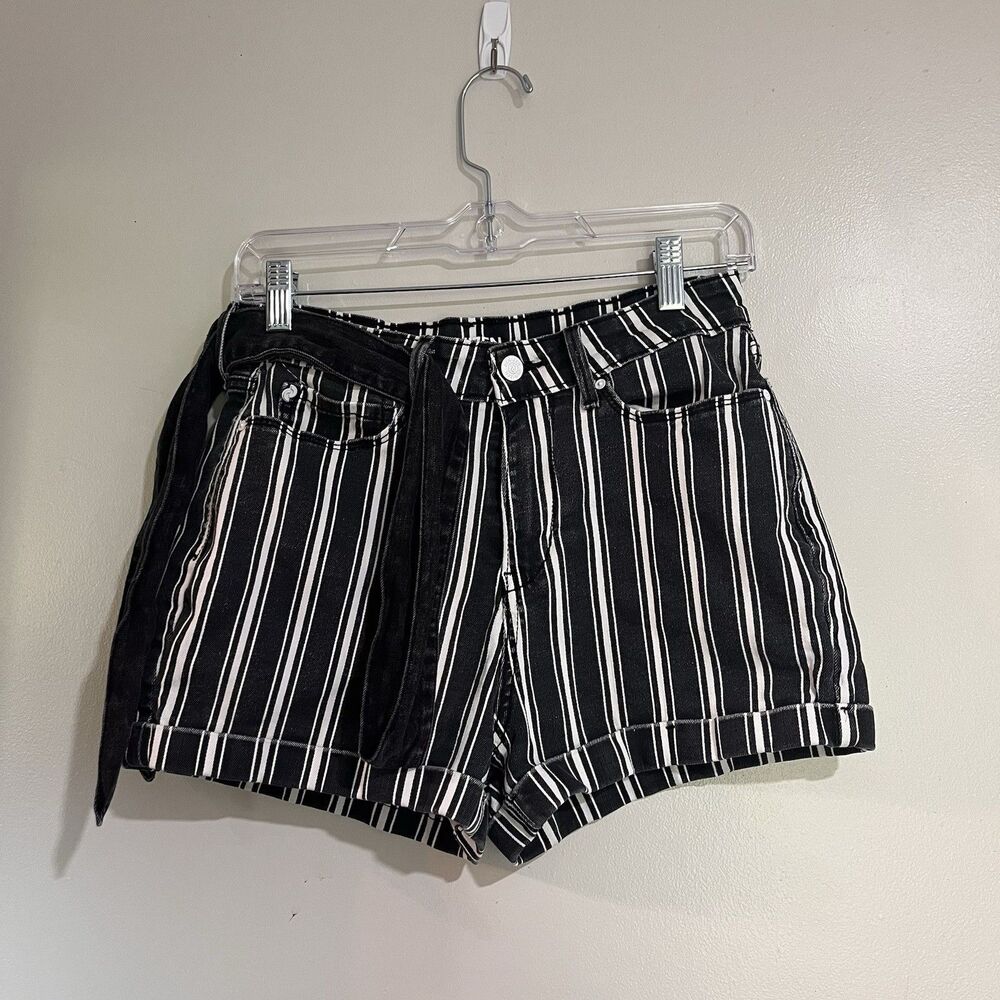 Woman’s Levi Denizen Mom Shorts Size 5 Denim Tie Belt